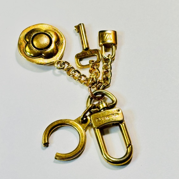 Louis Vuitton Gold Floral Key Holder - Picture 2 of 13